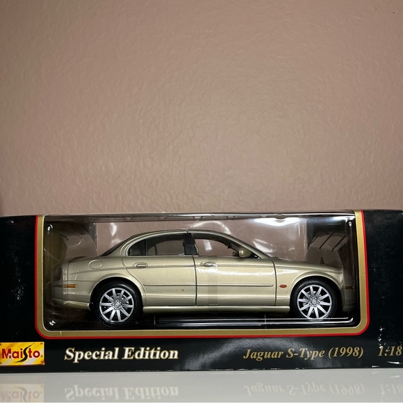 Maisto 1/18 Scale Model Car 31865 - 1999 Jaguar S-Type - Gold - Picture 3 of 5